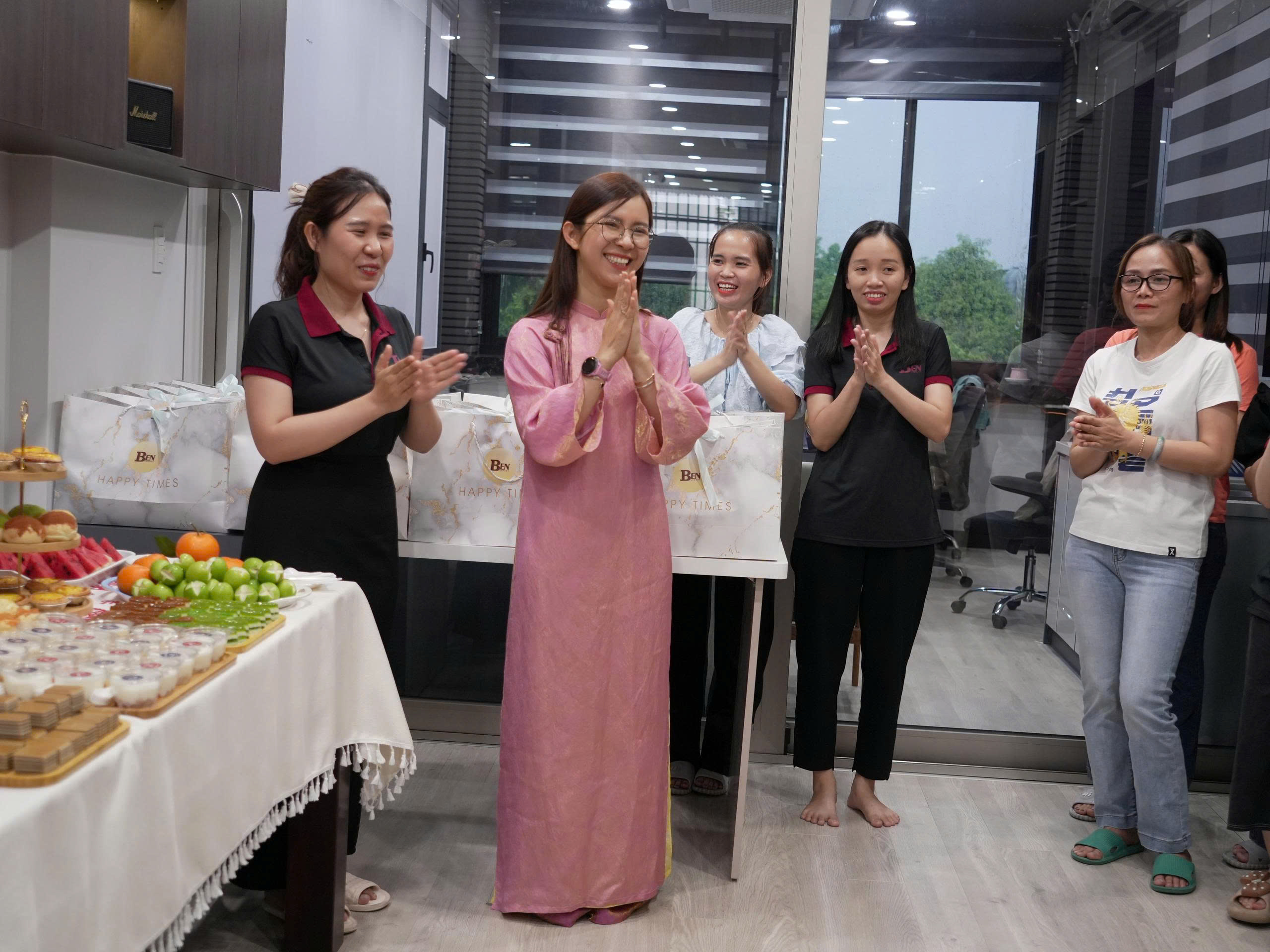 happy women s day 83  benluxury tri an chi em van phong xuong 12
