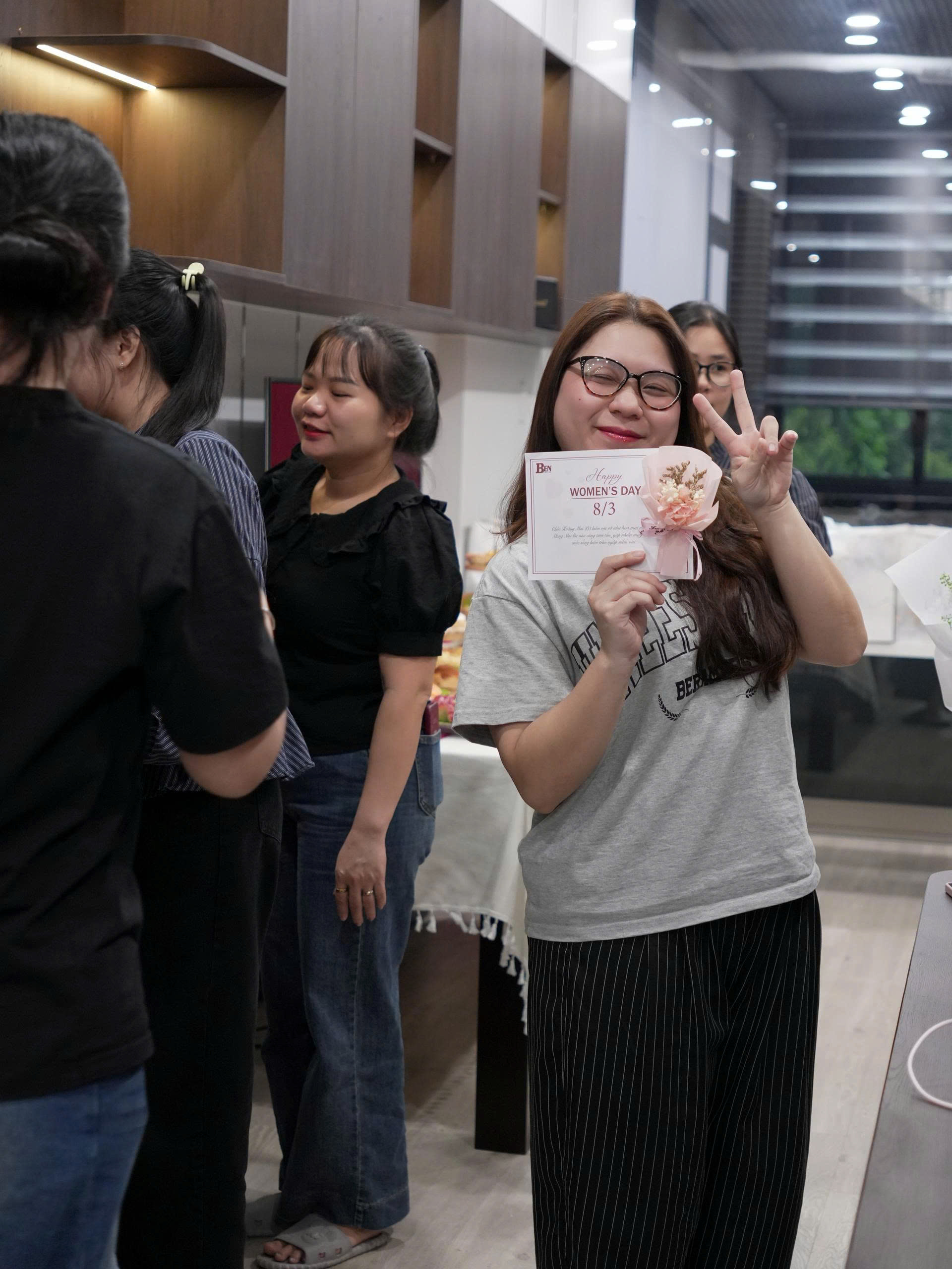 happy women s day 83  benluxury tri an chi em van phong xuong 14