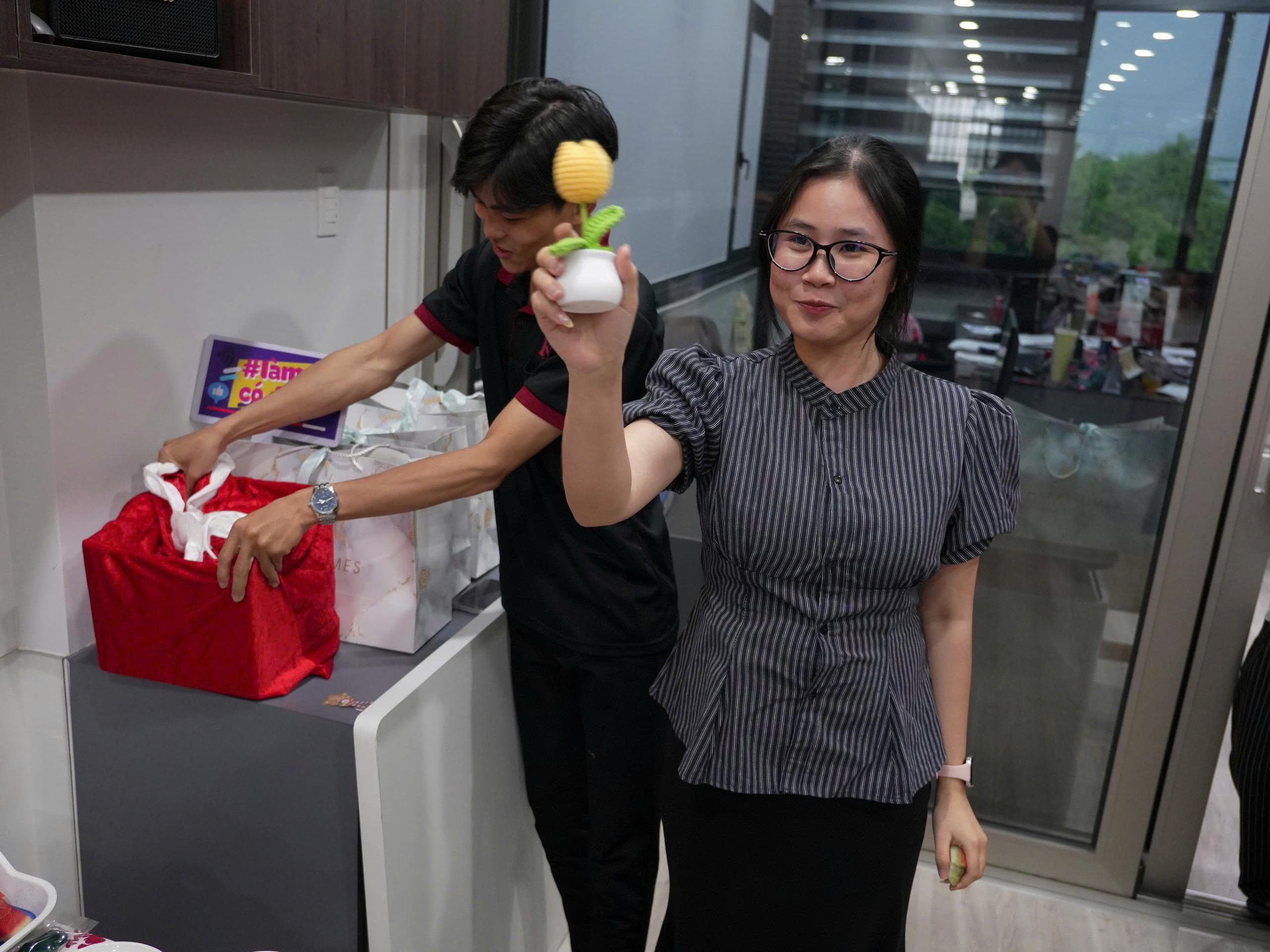 happy women s day 83  benluxury tri an chi em van phong xuong 18