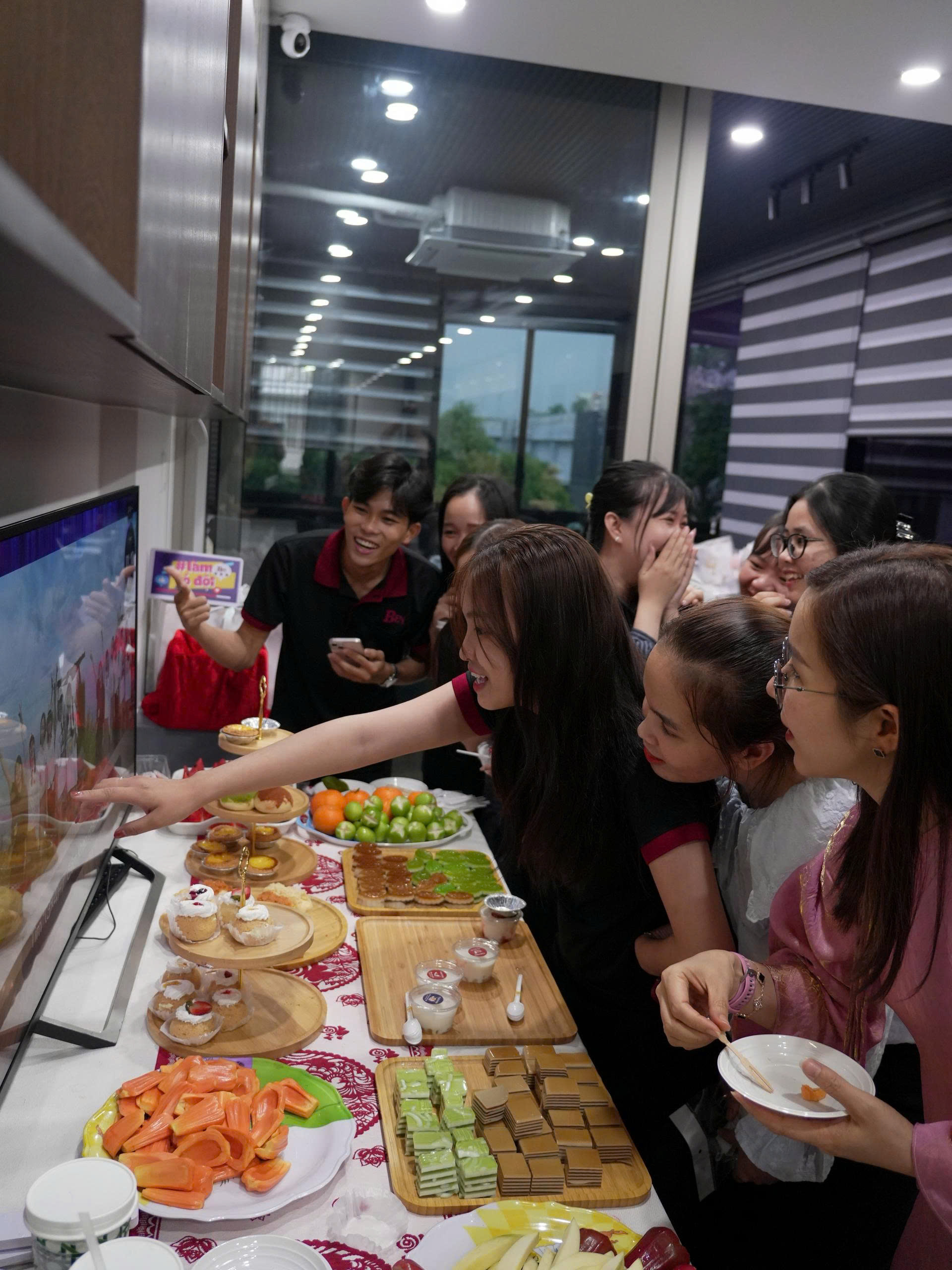 happy women s day 83  benluxury tri an chi em van phong xuong 20