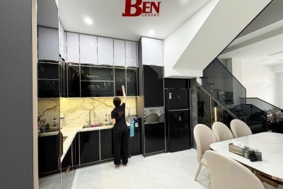 Hoàn Thiện Bộ Tủ Bếp Nhôm Nguyên Tấm Xám Chì Đẹp Lung Linh Tại HCM