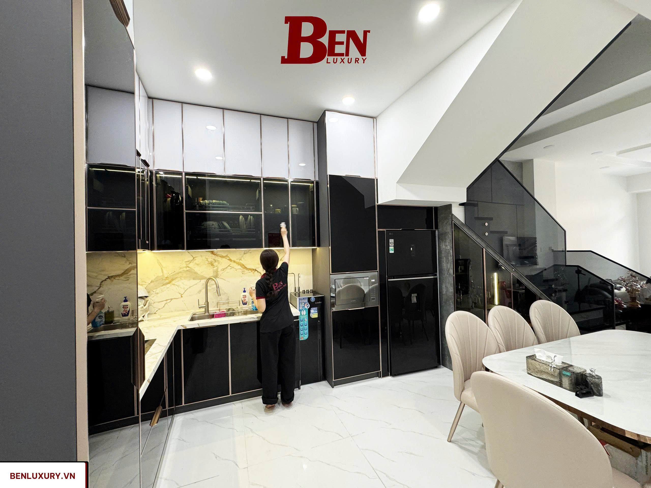 Hoàn Thiện Bộ Tủ Bếp Nhôm Nguyên Tấm Xám Chì Đẹp Lung Linh Tại HCM