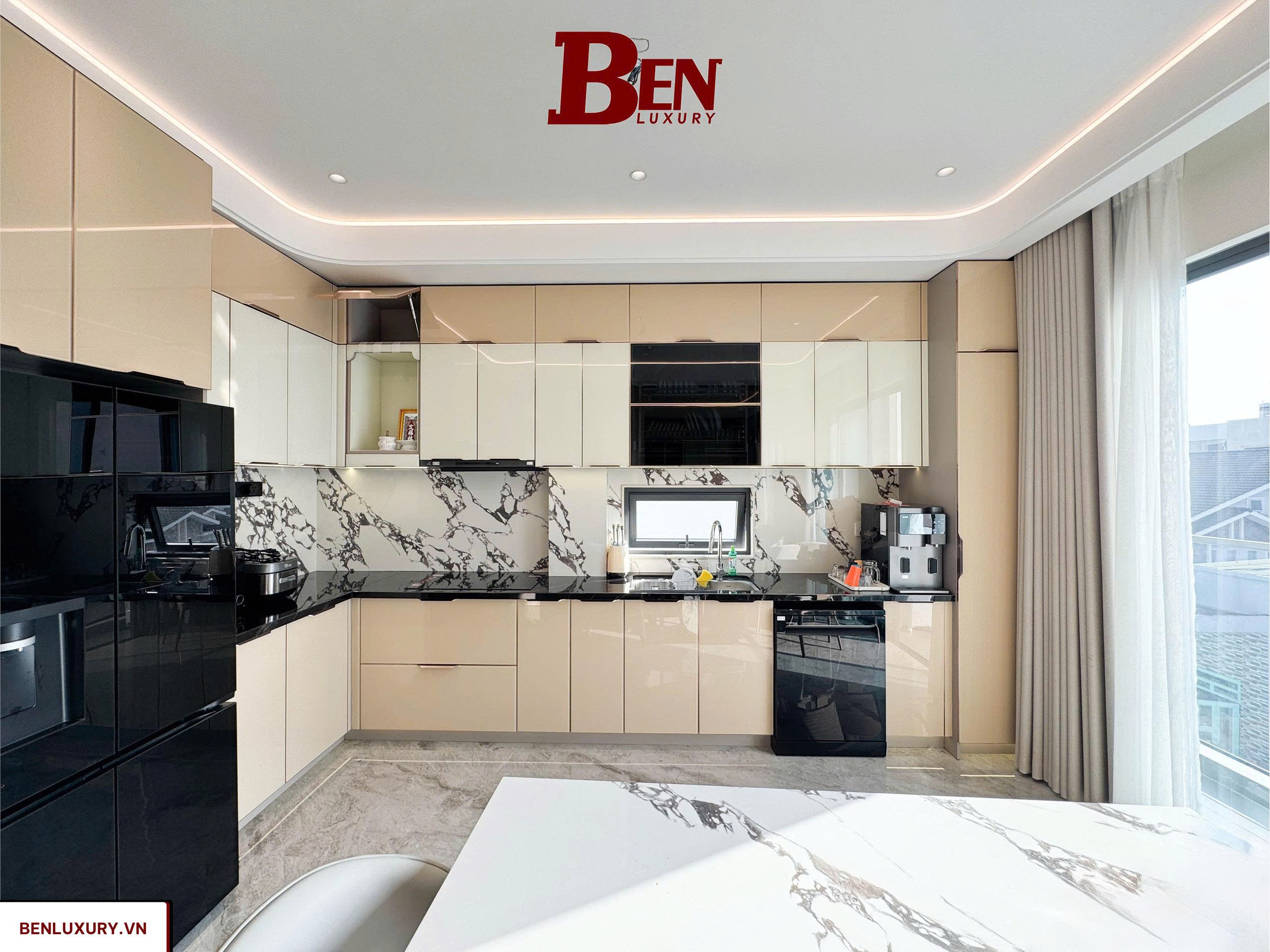 Hoàn Thiện Bộ Tủ Bếp Nhôm Nguyên Tấm Xám Chì Đẹp Lung Linh