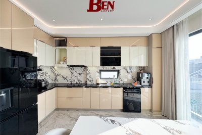 Tủ Bếp Nhôm Hợp Kim Nguyên Tấm Xám Bạc Tay Nắm CNC Hồng Bóng Tinh Tế