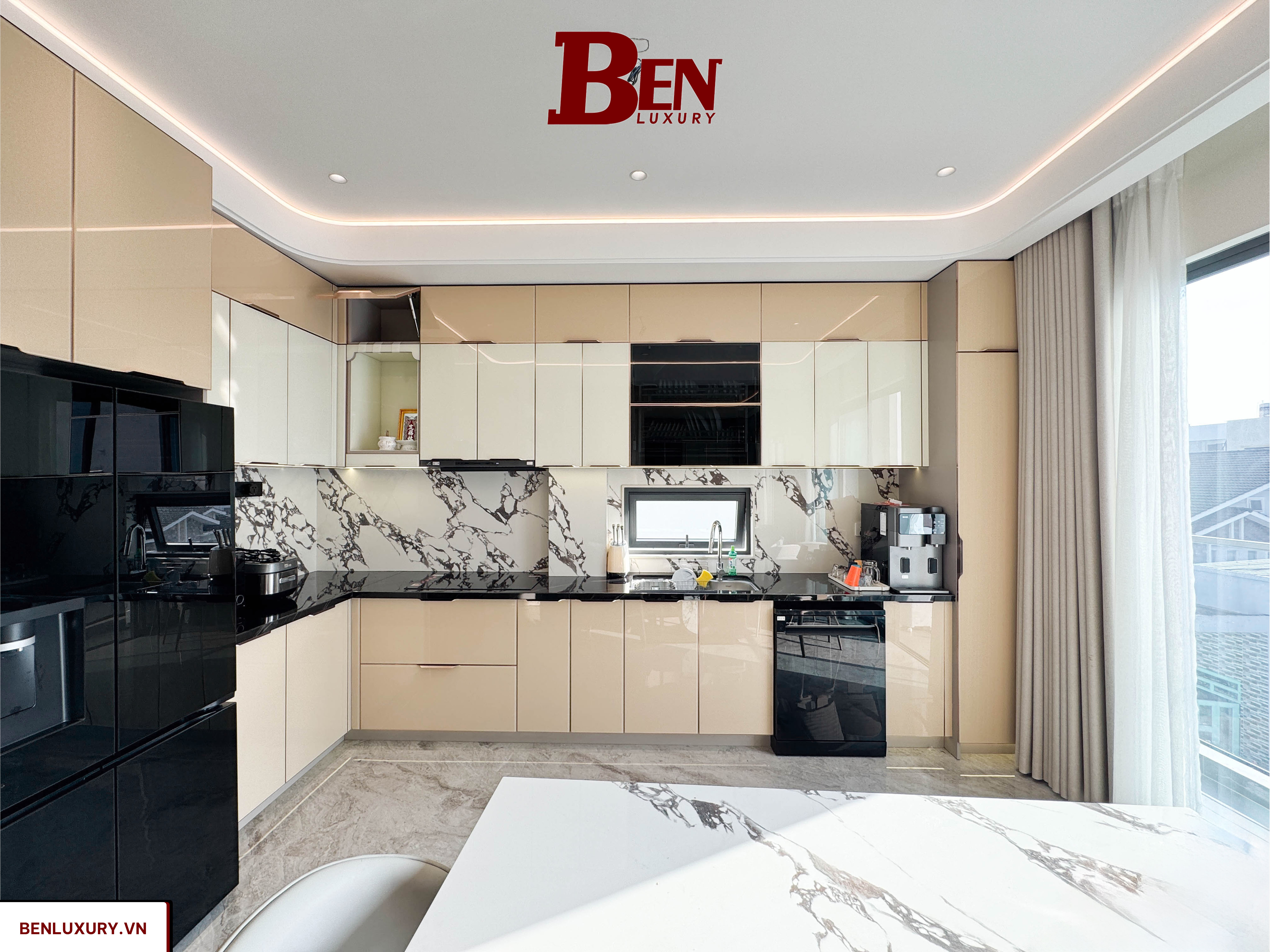 Tủ Bếp Nhôm Hợp Kim Nguyên Tấm Xám Bạc Tay Nắm CNC Hồng Bóng Tinh Tế