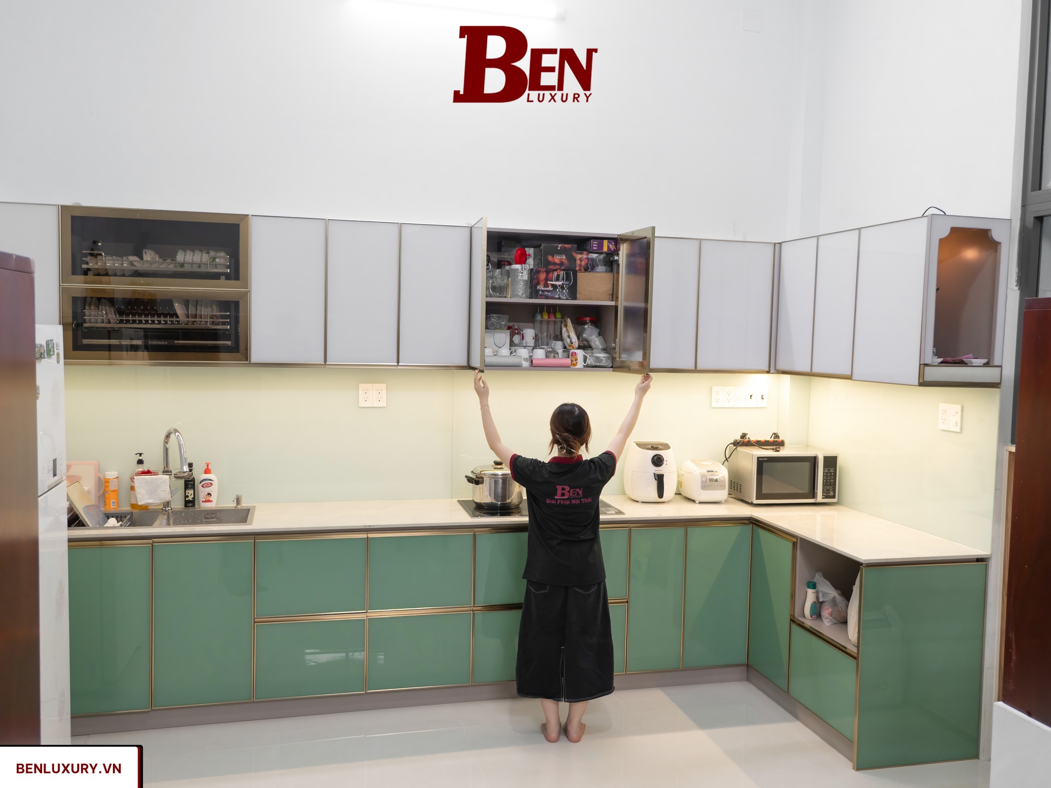 nen chon tu bep canh kinh hay tu bep inox 304 cho nha pho 5