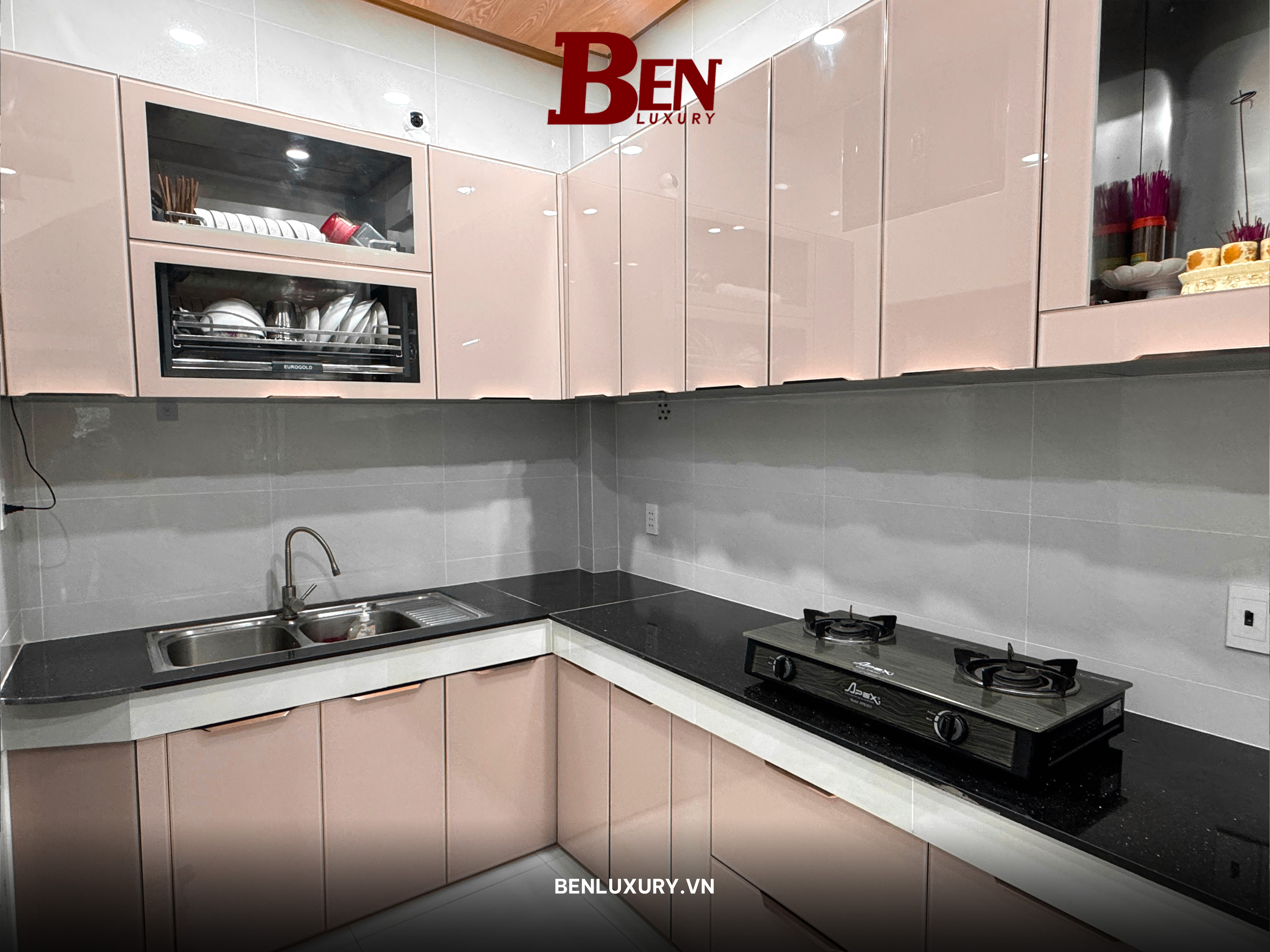 Tủ Bếp Inox 304 Cánh Kính Tay CNC Vát Hồng Bóng - Đẳng Cấp Tối Giản Và Bền Bỉ Vĩnh Cửu 2026