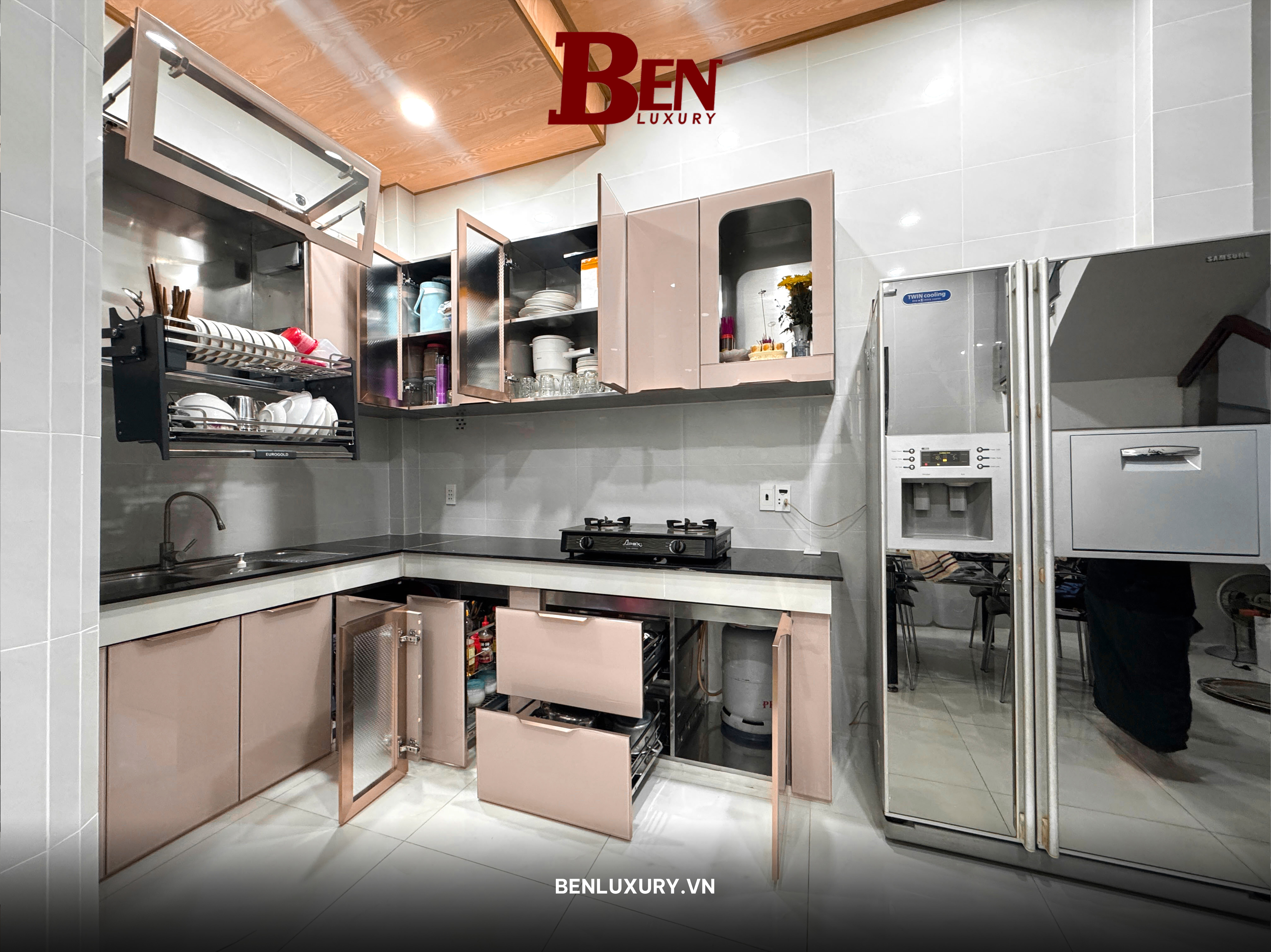 tu bep inox 304 canh kinh tay cnc vat hong bong dang cap toi gian va ben bi vinh cuu 2026