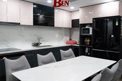 Tủ Bếp Nhôm Hợp Kim Cánh Kính Xám Chì – Tay Vát 45 Độ Hồng Bóng