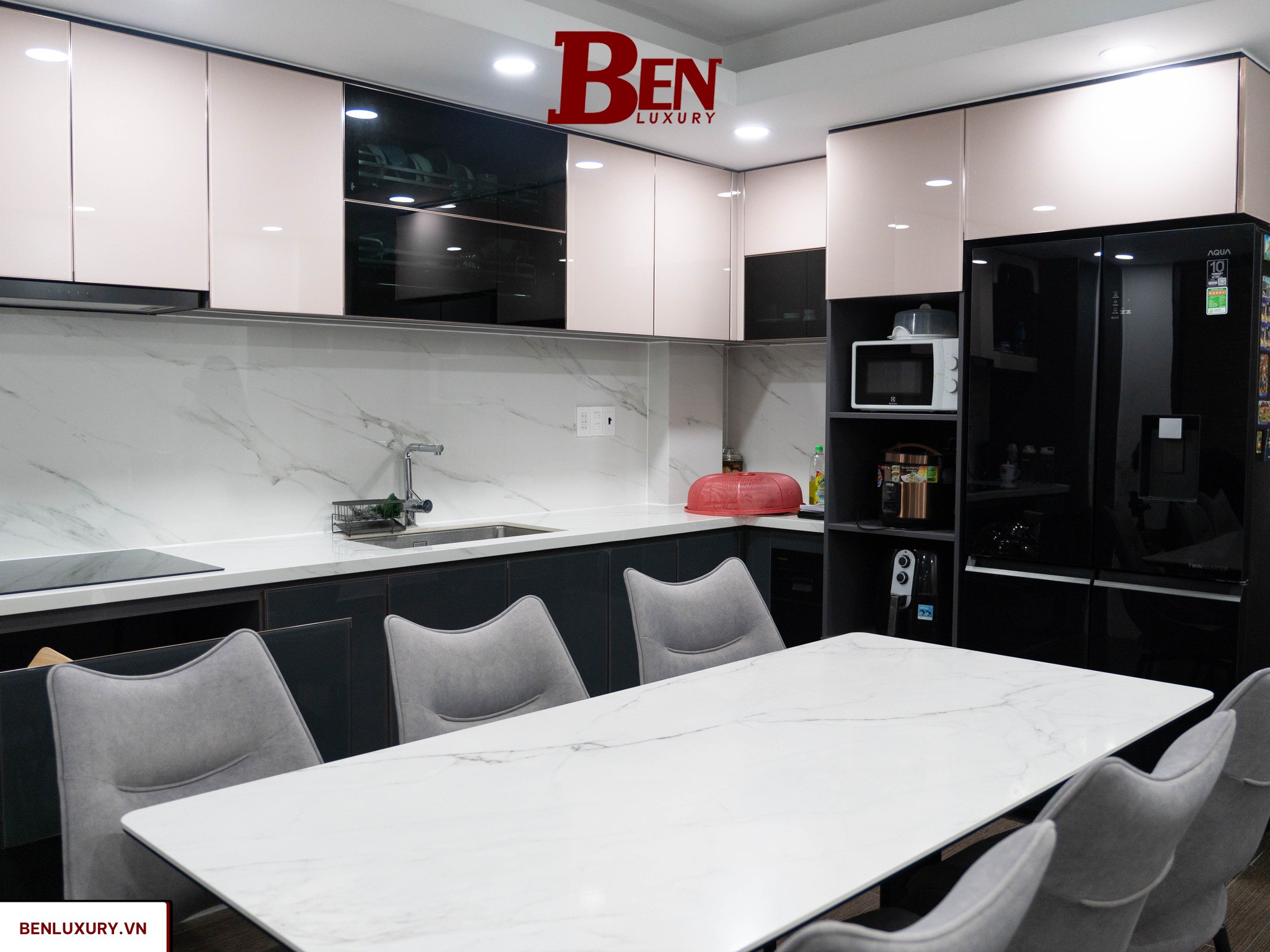 Tủ Bếp Nhôm Hợp Kim Cánh Kính Xám Chì – Tay Vát 45 Độ Hồng Bóng