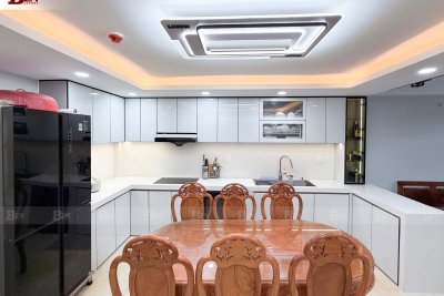 Hoàn Thiện Bộ Tủ Bếp Cánh Kính Kết Hợp Tủ Trang Trí Kính Xanh Đen Tại Quận 12, TP.HCM