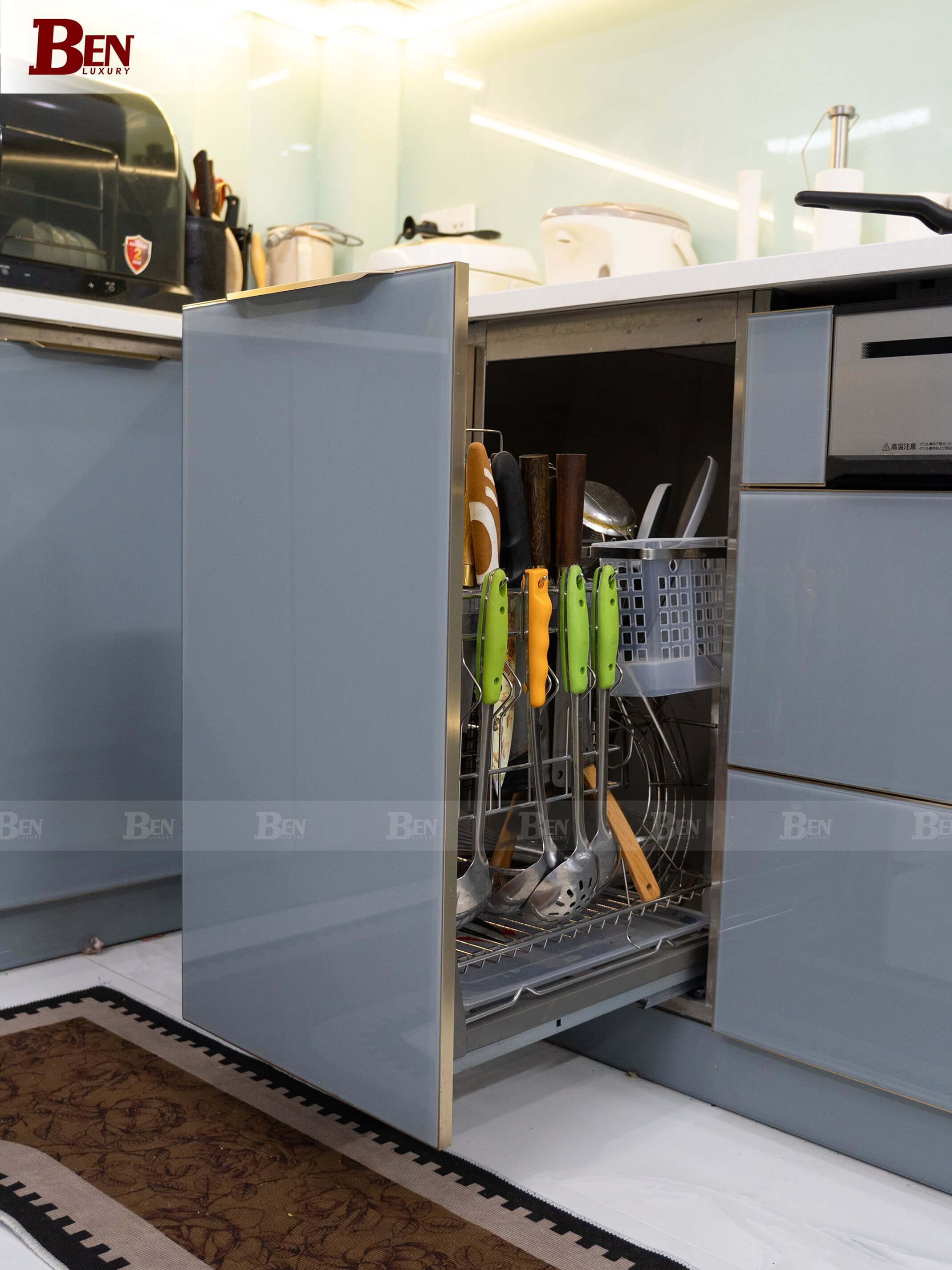 hoan thien bo tu bep inox 304 van xuoc canh kinh kich tran tai nha khach binh tan 12