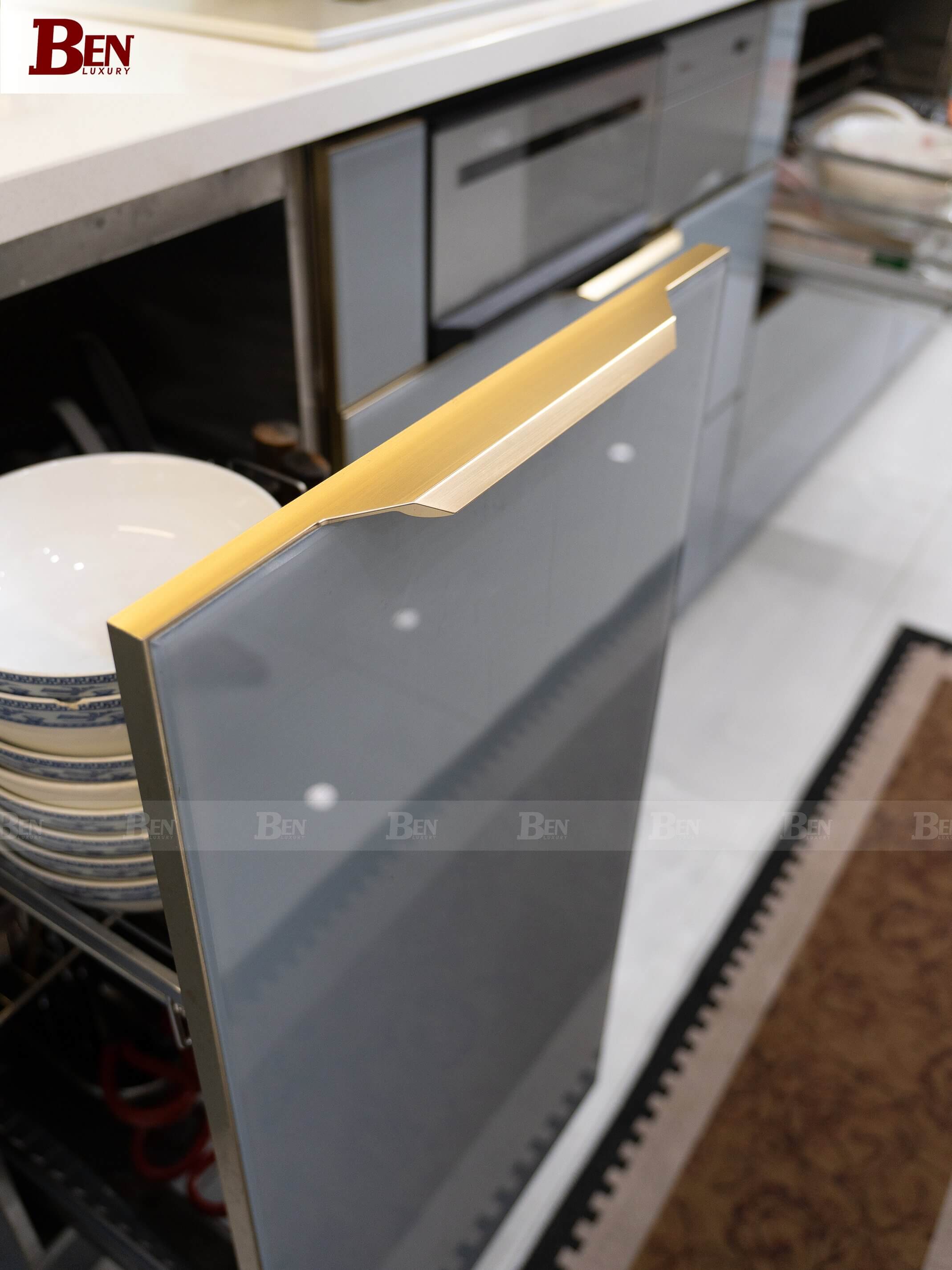 hoan thien bo tu bep inox 304 van xuoc canh kinh kich tran tai nha khach binh tan 8