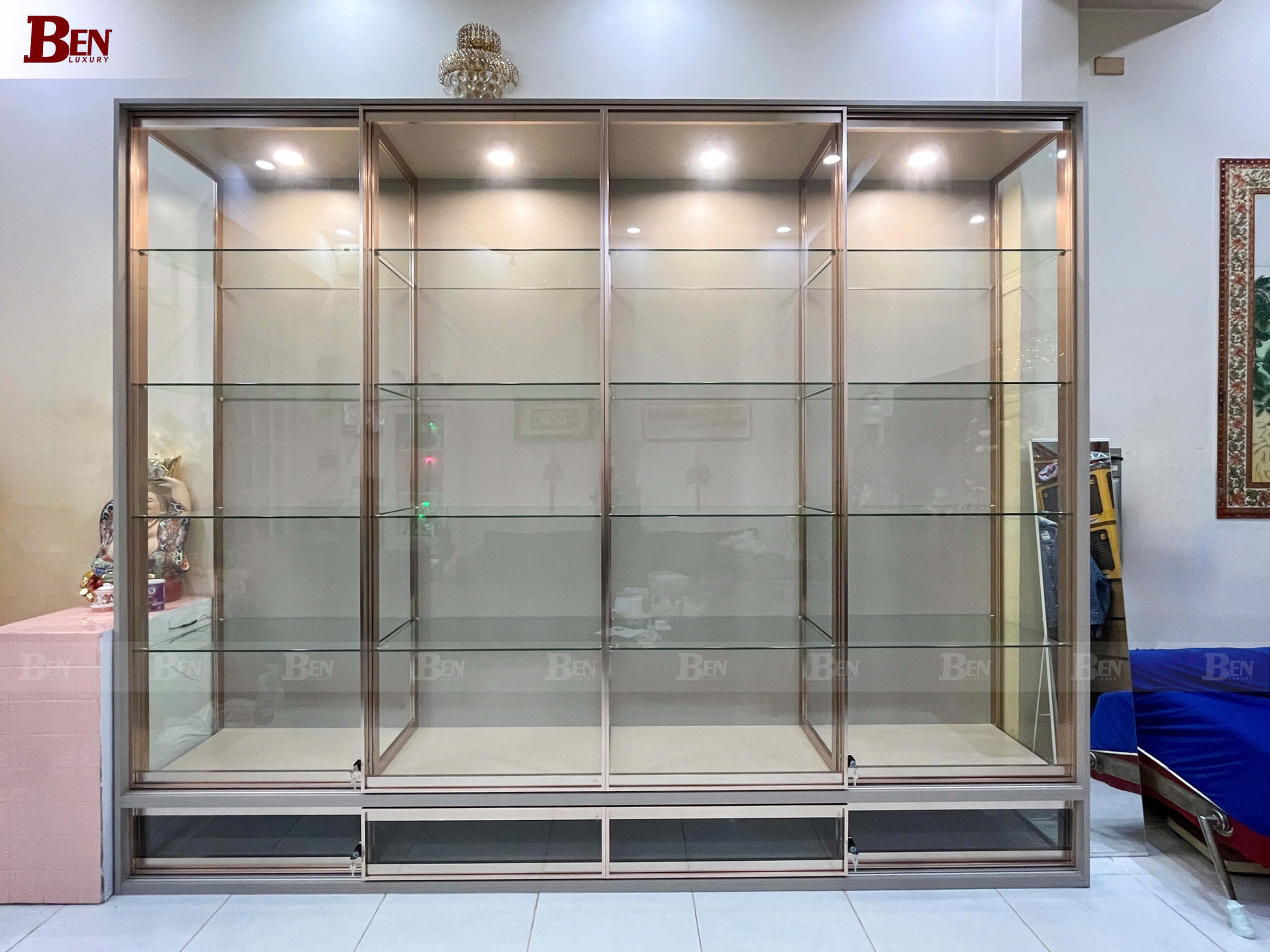 Hoàn Thiện Tủ Cánh Kính Cửa Lùa Ray Âm Khung Nhôm Hồng Bóng Tại Quận 1, TP.HCM
