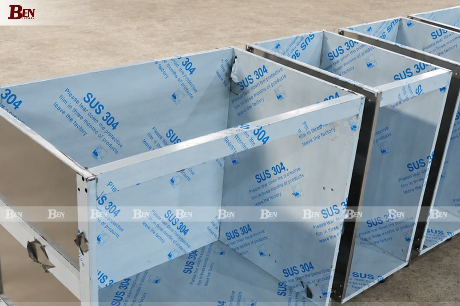 vi sao tu bep inox 304 ket hop canh kinh ngay cang duoc quan tam 10