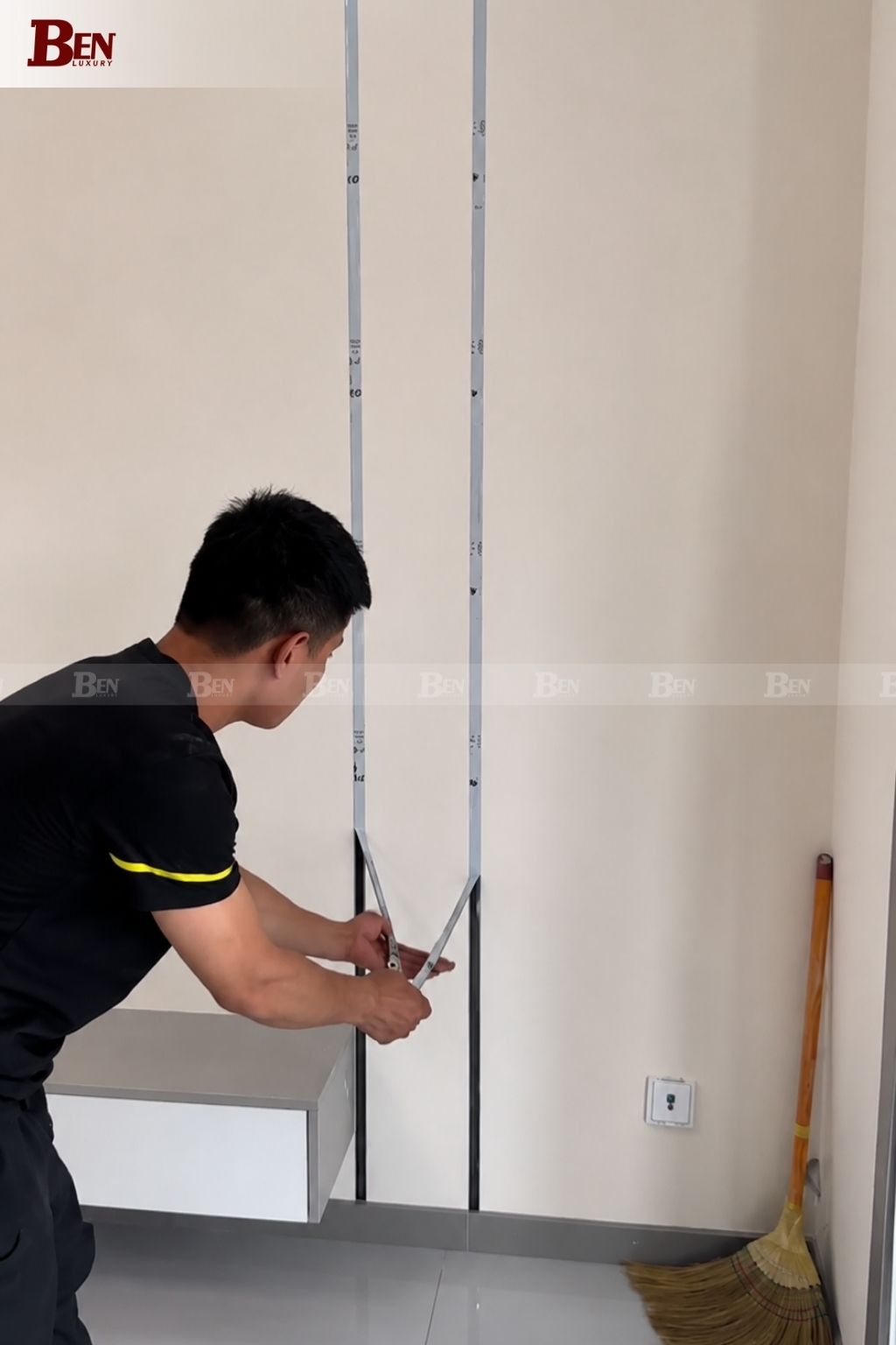 la cuon inox co dan truc tiep len tuong thach cao duoc khong 3