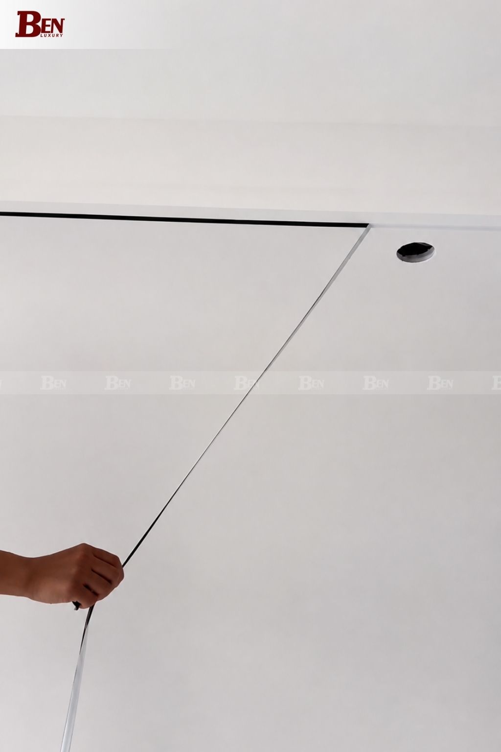 la cuon inox co dan truc tiep len tuong thach cao duoc khong 6