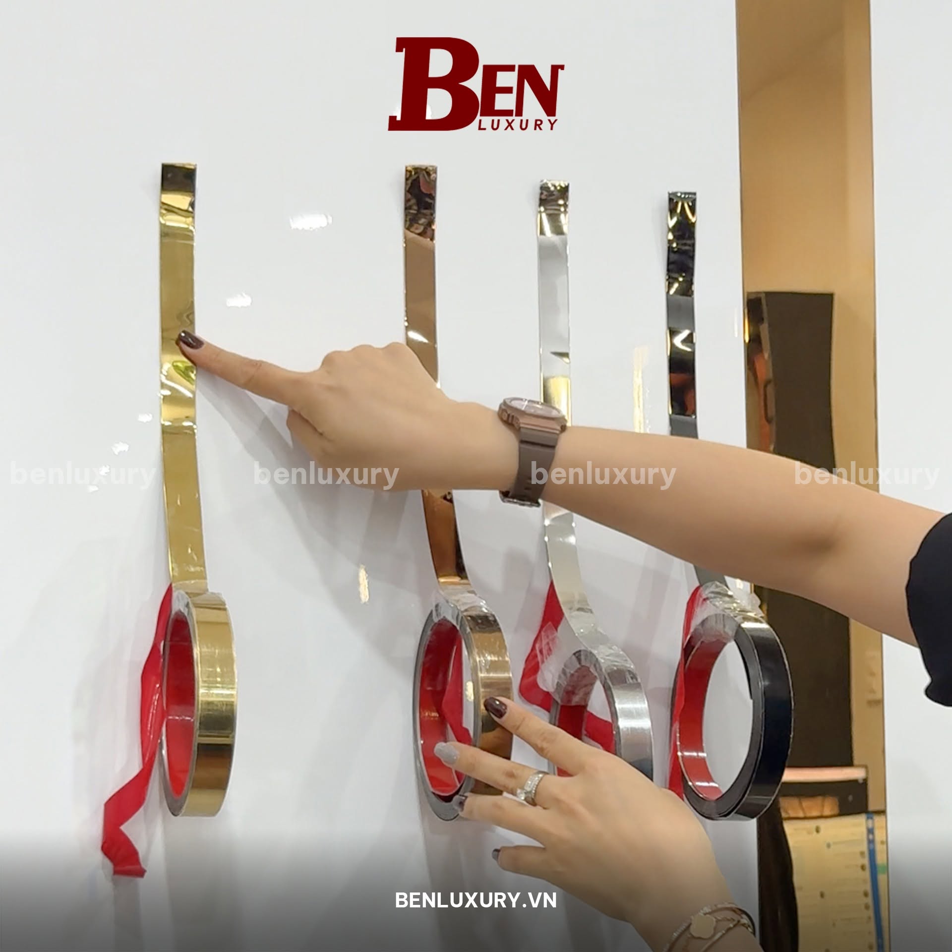 la cuon inox co dan truc tiep len tuong thach cao duoc khong