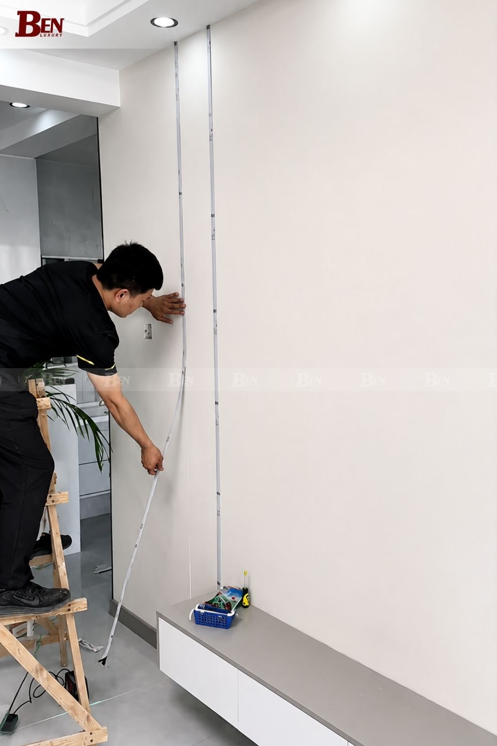 la cuon inox co dan truc tiep len tuong thach cao duoc khong1